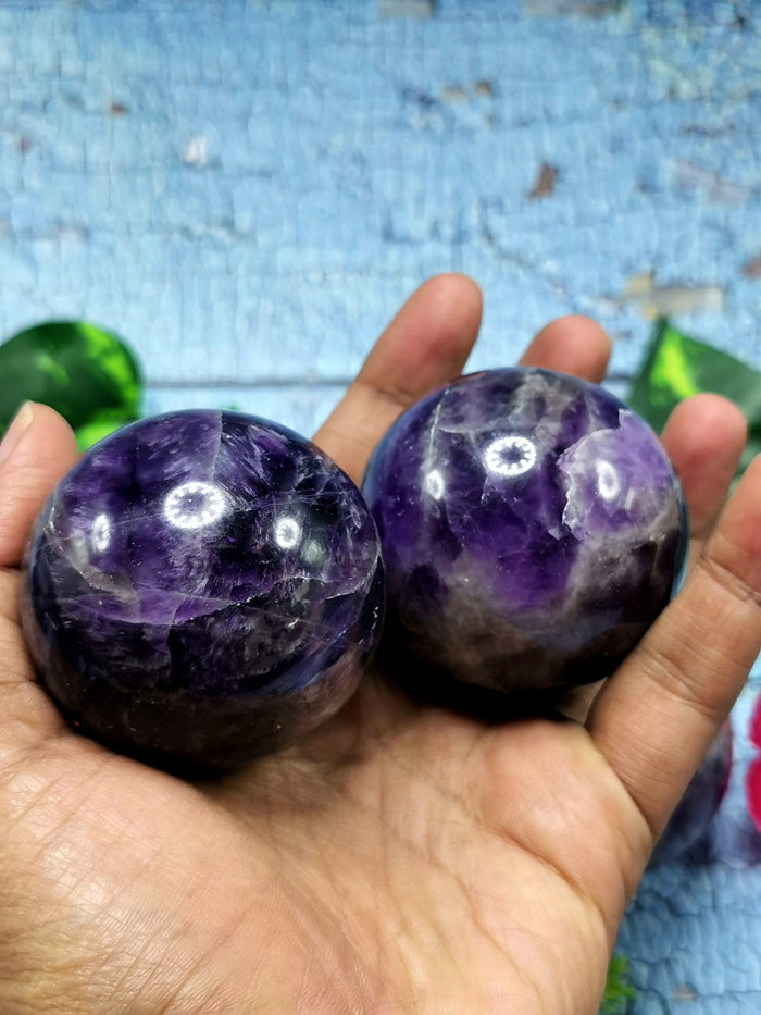 Handmade ball in amethyst stone - 2 inches diameter and 215 gms (0.47 lb) - ONE PIECE ONLY