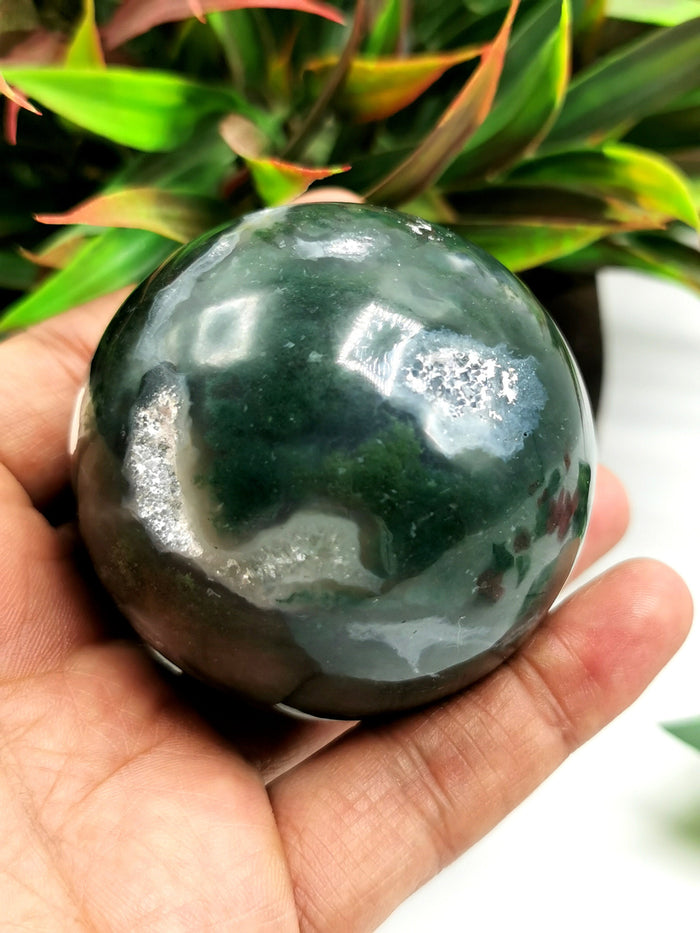 Moss Agate stone balls - Energy/Reiki/Crystal Healing - 2.5 inches (6.25 cms) diameter and 260 gms (0.57 lb) - Shwasam