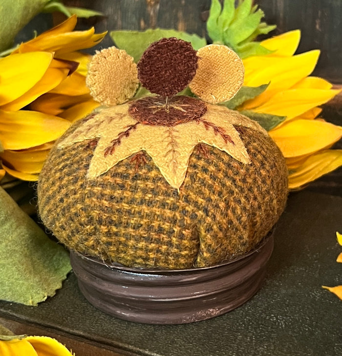PB-334B Wool Sunflower Pinkeep with Pins
