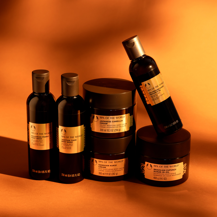 Polynesian Monoi Radiance Oil in a lifestyle setting, poured into a hand